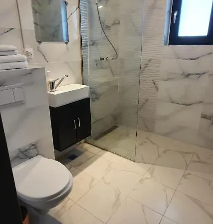 Illy Evo Apartament ナボダリ